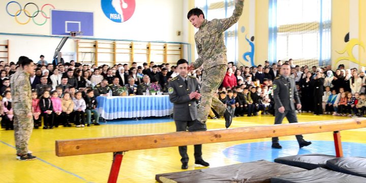 O’quvchilar harbiylashtirilgan sport musobaqalarida bellashdi