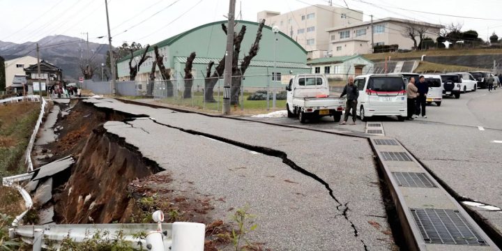 Yaponiyadagi zilzila oqibatlari suratlarda